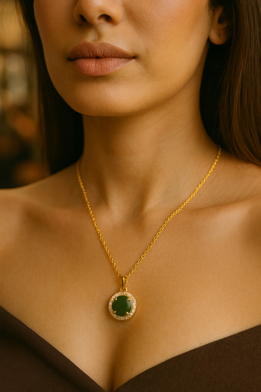 Emerald Clover Floral Pendant – Gold & Green Gemstone Necklace