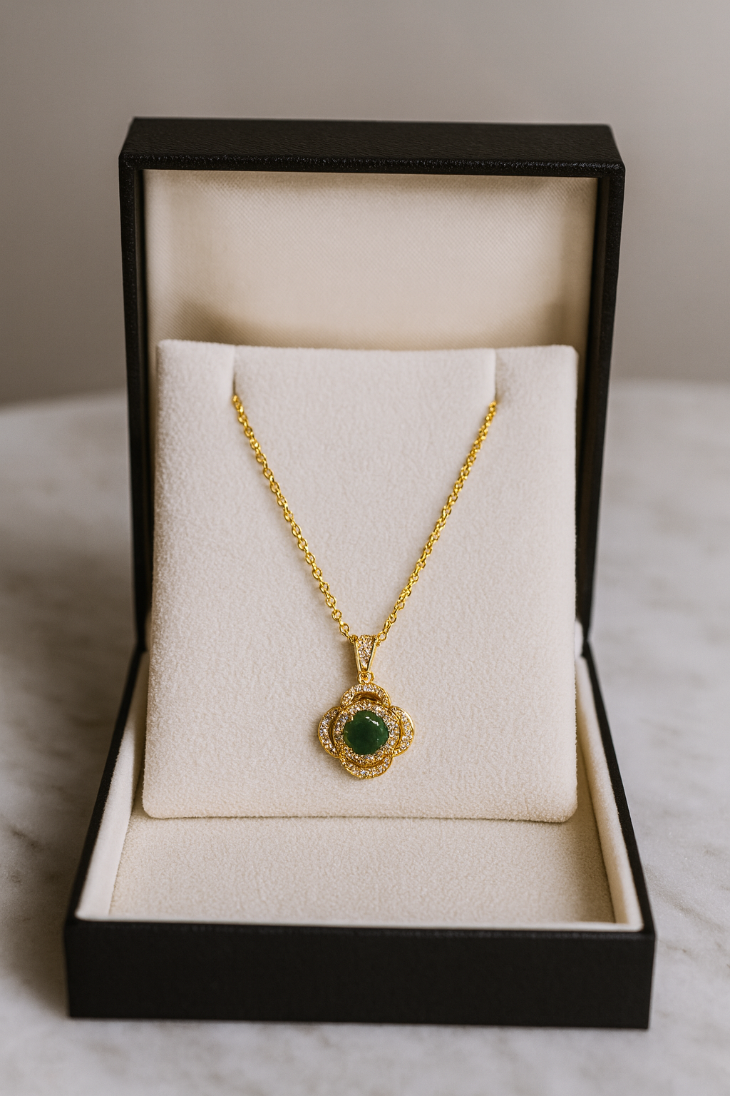Emerald Clover Floral Pendant – Gold & Green Gemstone Necklace