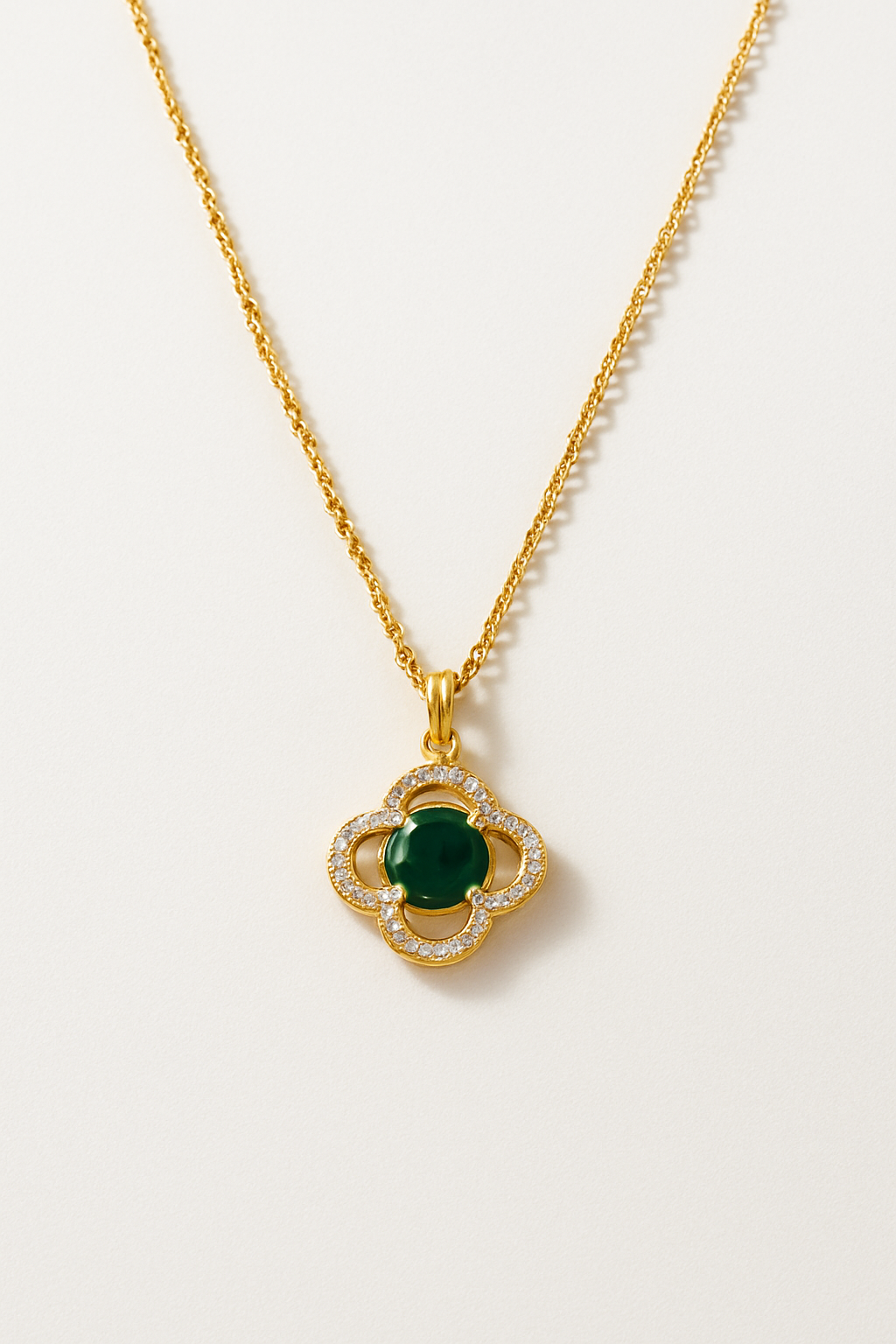Emerald Clover Floral Pendant – Gold & Green Gemstone Necklace
