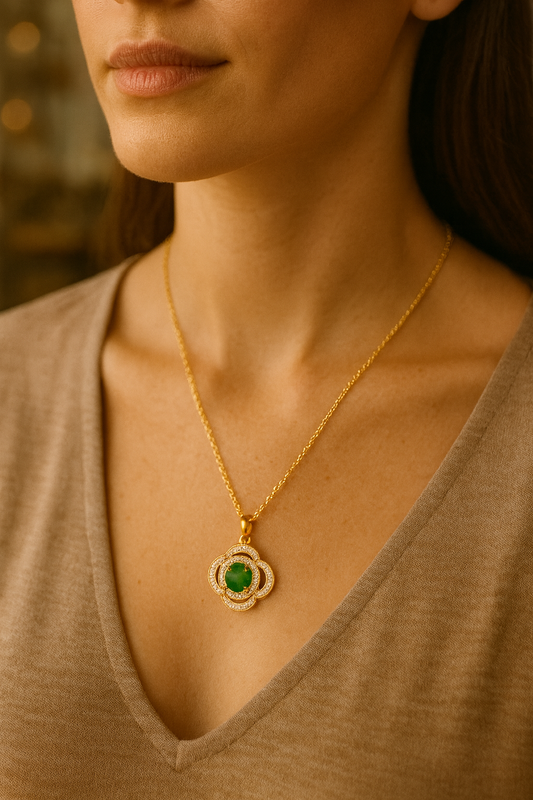 Emerald Clover Floral Pendant – Gold & Green Gemstone Necklace