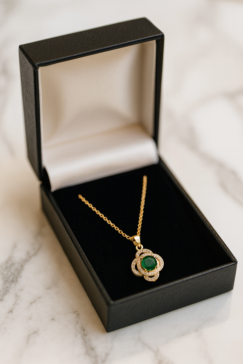 Emerald Clover Floral Pendant – Gold & Green Gemstone Necklace